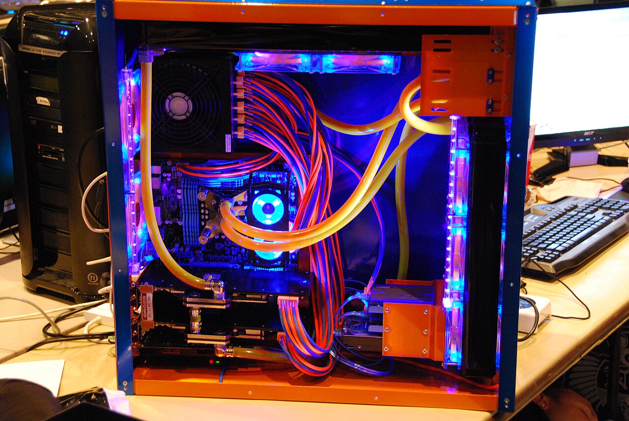 Komplett wassergekühlter PC mit blauen Schläuchen